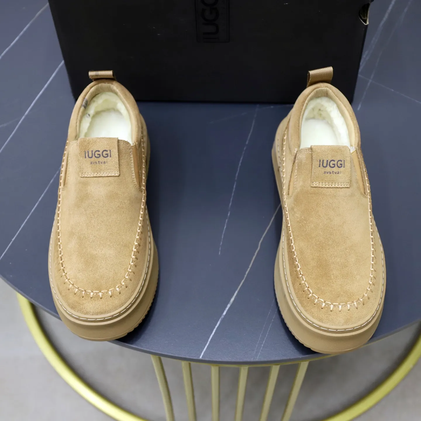 Ex-factory price: 600💰Thick wool imported from Australia Brand: UGG genuine purchase Size: 39-44 Grade: Official website 1:1 Material: First layer of genuine leather waterproof and antifreeze upper Real wool lining Original non-slip soft wear-resistant outsole Style category: Men's casual shoes Trendy style Comfortable on the feet Color: Official website color synchronization